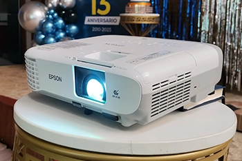 alquiler de proyector y pantalla precio